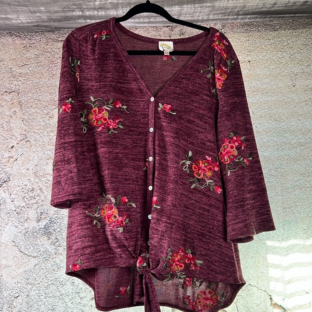 Fig & Flower Anthropologie Button down top embroidered flowers 1X  MN123